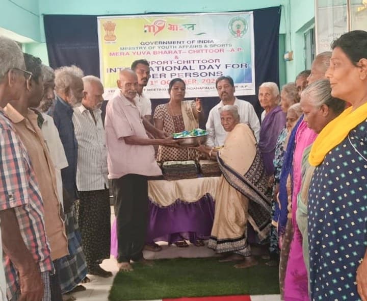 వృద్ధులకు దుప్పట్లు, పండ్లు పంపిణీ - Udayam