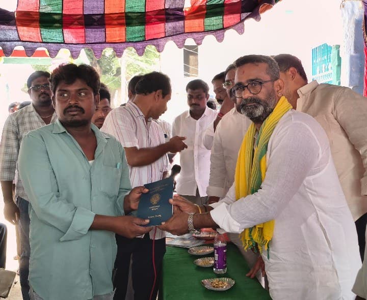 రైతుల భూ హక్కులకు భరోసా.. పట్టాదారు పాస్బుక్ల పంపిణీ - Udayam