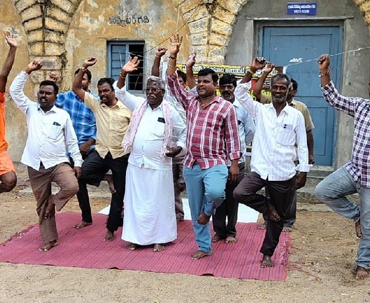 ఒంటి కాళ్లపై నిలబడి వినూత్న నిరసన - Udayam