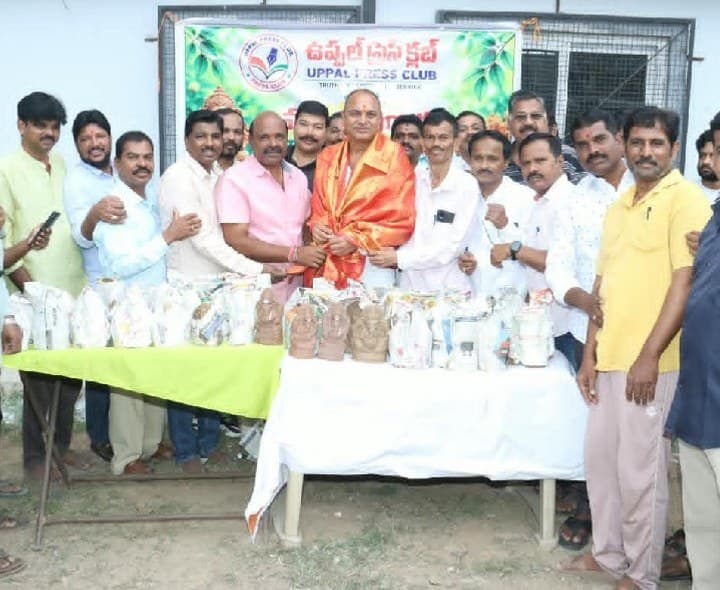 ఉప్పల్లో మట్టి వినాయకుల పంపిణీ - Udayam