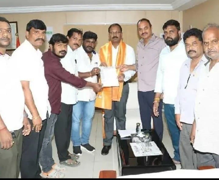 సొంత స్థలాల్లో ఇళ్లకు పర్మిషన్లు ఇవ్వాలి - Udayam