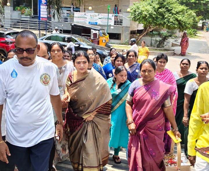 భీమిలి ఎమ్మల్యే సతీమణి సేవ్ వాటర్ కార్యక్రమములో - Udayam