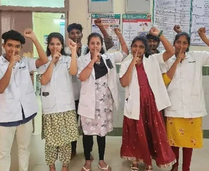 పార్వతీపురంలో కాంట్రాక్ట్ ఉద్యోగుల మౌన నిరసన - Udayam