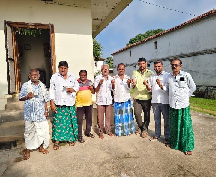 మరియా తండాలో రేషన్ స్మార్ట్ కార్డుల పంపిణీ - Udayam
