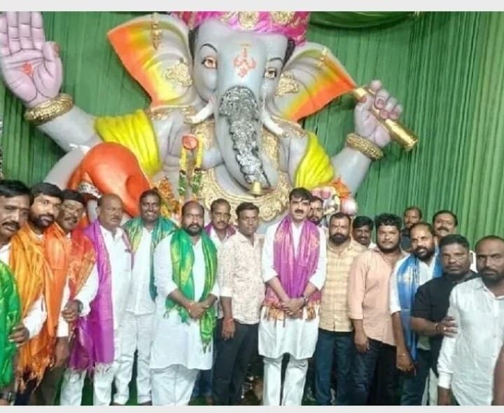 వేప చెట్టు గణేష్ కు పూజలు చేసిన మాజీ ఎమ్మెల్యే - Udayam