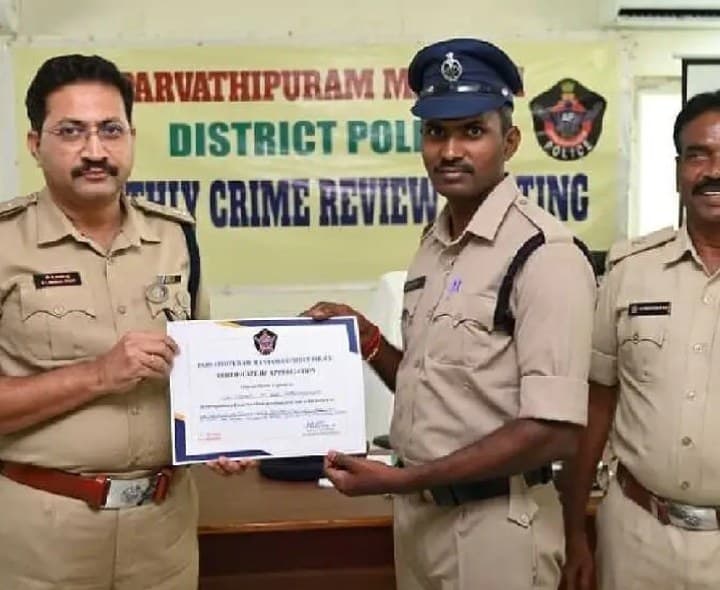ఎస్పీ చేతుల మీదుగా కానిస్టేబుల్ కు ప్రశంసా పత్రం - Udayam