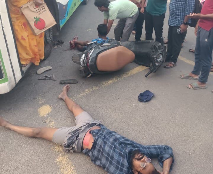 ఆర్టీసీ బస్సు ఢీకొని ఇద్దరు యువకులకు తీవ్రగాయాలు - Udayam