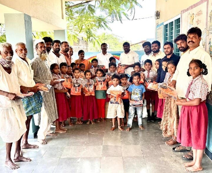 మసిగుండ్లపల్లి విద్యార్థులకు క్రీడా దుస్తులు - Udayam