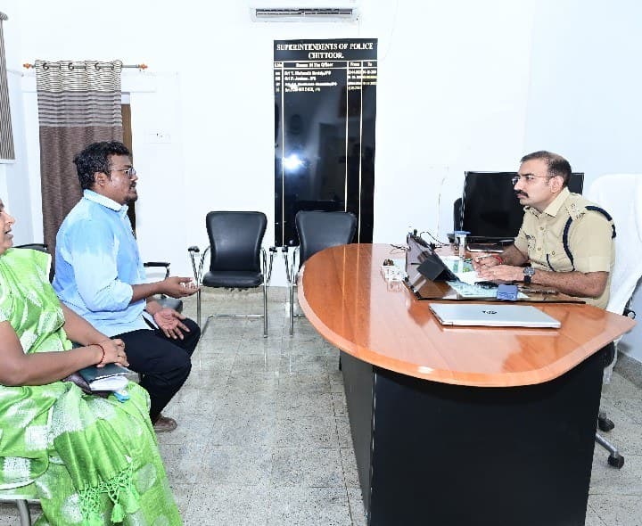 84 ఫిర్యాదులు స్వీకరించిన ఎస్పీ - Udayam