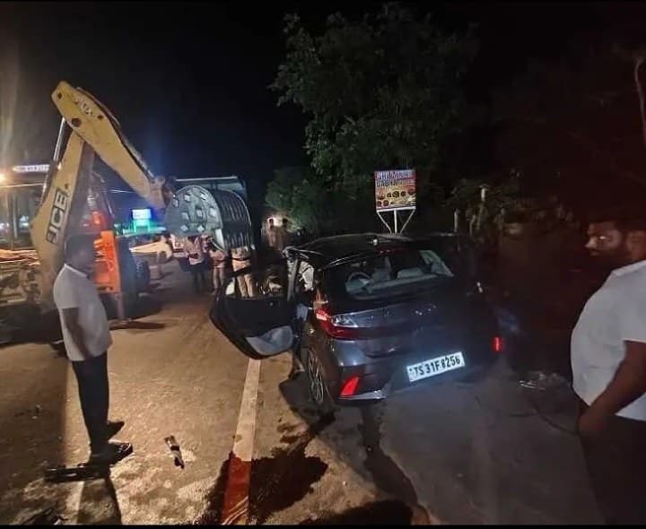 ఘోర రోడ్డు ప్రమాదం..మహిళా మృతి - Udayam