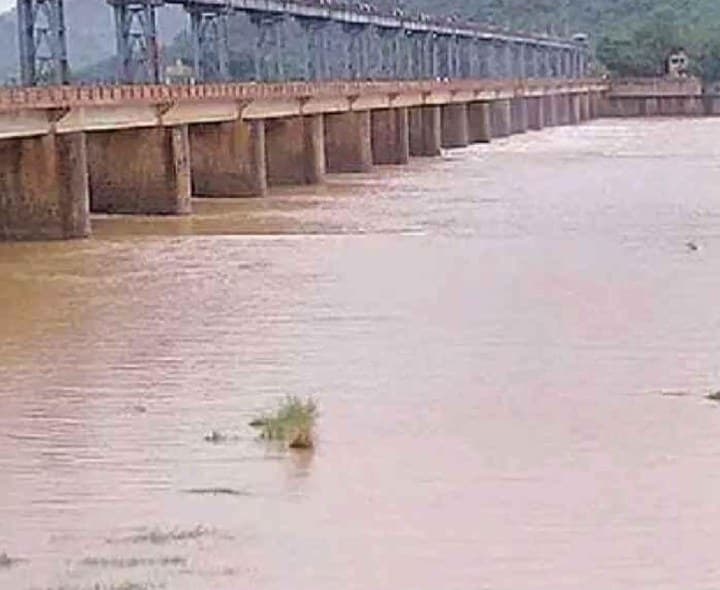 గొట్టా బ్యారేజీ వద్ద ఉధృతంగా వరద నీరు - Udayam