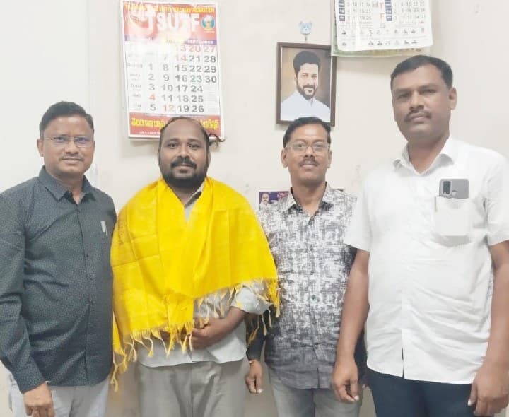 ఎల్.ఎల్.బి పట్టా పొందిన యువకునికి డిఇఓ దర్శనం - Udayam