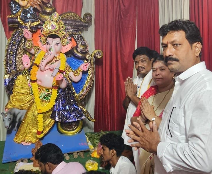 ఆరిలోవ గణేష్ ఉత్సవంలో పాల్గున్న మాజీ మేయర్ - Udayam