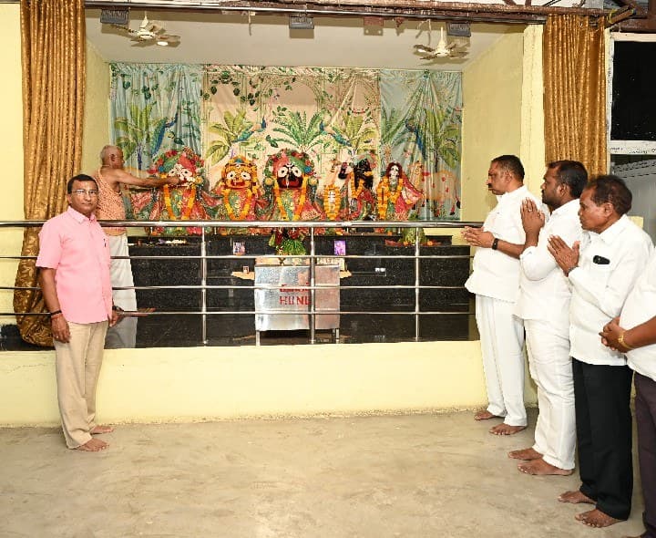 ఇస్కాన్ ఆలయంలో మేయర్ ప్రత్యేక పూజలు - Udayam