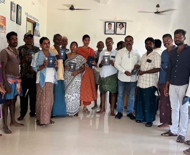 రైతులకు భూహక్కు పాస్ పుస్తకాలు పంపిణీ - Udayam