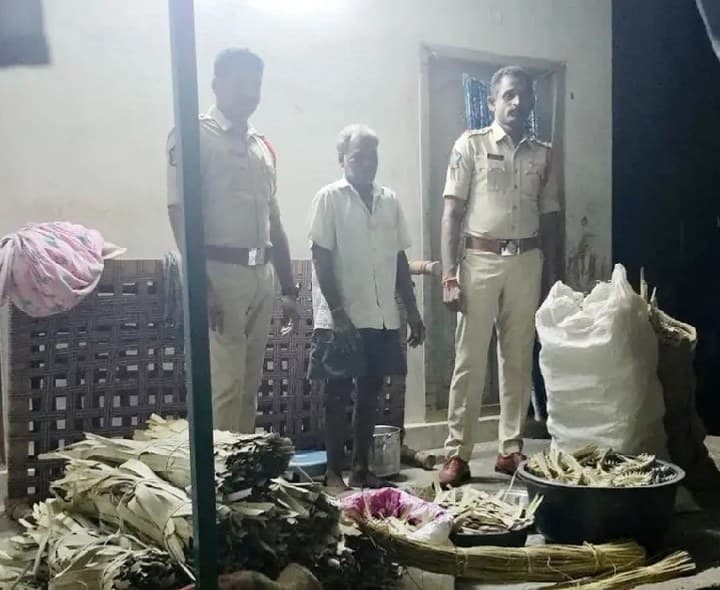 అక్రమ బాణసంచా గుట్టురట్టు - Udayam