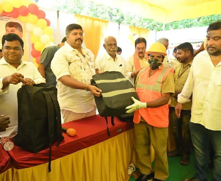 పారిశుద్ధ్య కార్మికుల ఆరోగ్యానికి ప్రాధాన్యత - Udayam