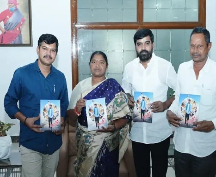 ‘యాత్ర’ పుస్తకంపై సీతక్క ప్రశంస - Udayam