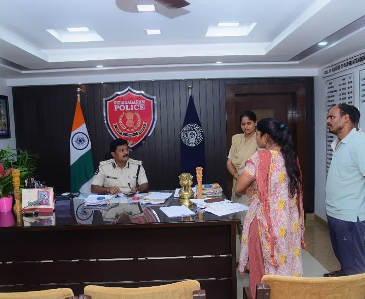 ఫిర్యాదుల పరిష్కారానికి చట్టపరిధిలో చర్యలు చేపట్టండి - Udayam