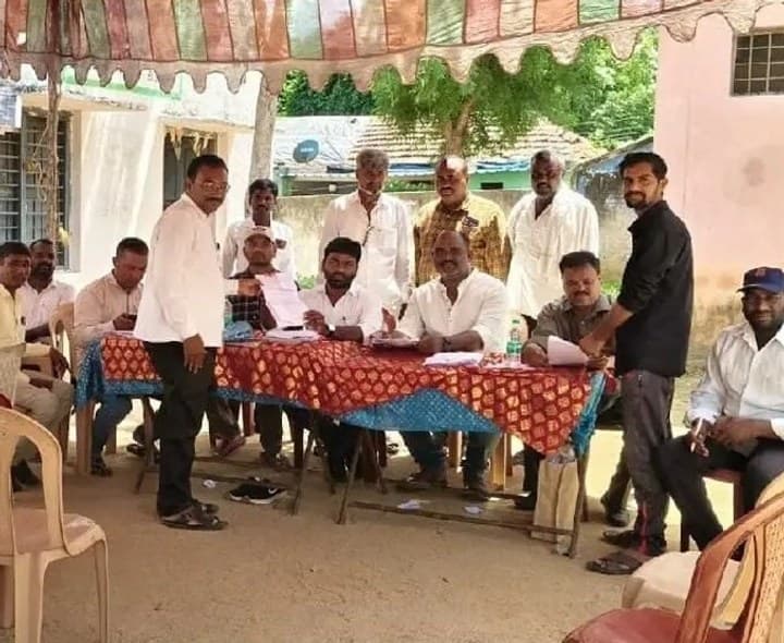 ఎస్ఐర్ ప్రక్రియను పరిశీలించిన తహశీల్దార్ - Udayam