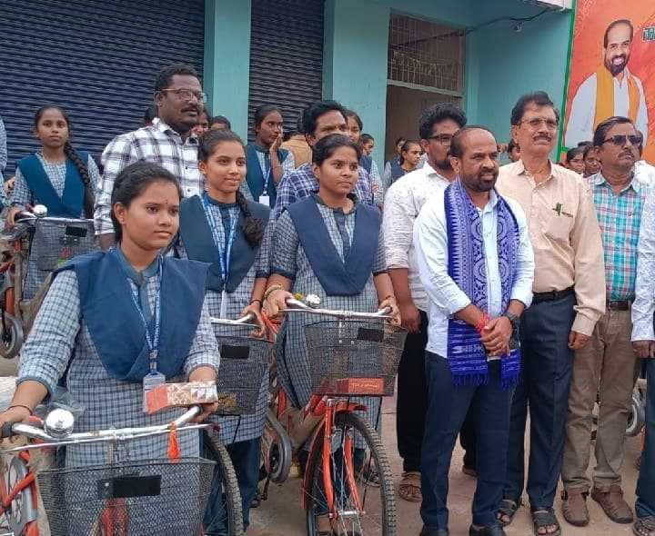 పాలిటెక్నిక్ కళాశాలకు ఏసీలు, విద్యార్థినులకు సైకిళ్ల పంపిణీ - Udayam
