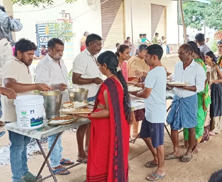దుబ్బాకలో మోటాడు రెడ్డీస్ గణేష్ కమిటీ ఆధ్వర్యంలో అన్నదానం - Udayam