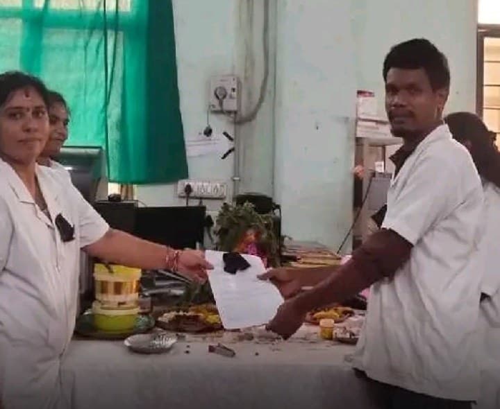 ఉద్యోగుల వినూత్న నిరసన - Udayam