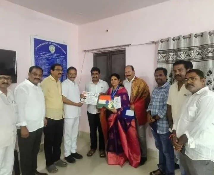 గిన్నిస్ రికార్డు సాధించిన లలితారాణికి ఎమ్మెల్యే సన్మానం - Udayam