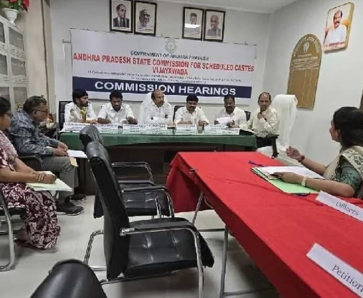 ఎస్సీ కమిషన్ ఛైర్మన్ ఎదుట హాజరైన ఆర్డీవో - Udayam