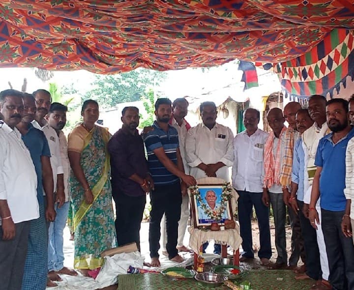 మృతుడి కుటుంబానికి బీఆర్ఎస్ పార్టీ అండ - Udayam