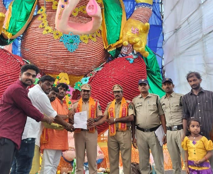 గాజువాక క్రైమ్ పోలీస్ స్టేషన్ సిబ్బంది వివిధ గణేష్ మండపాలను సందర్శించడం - Udayam