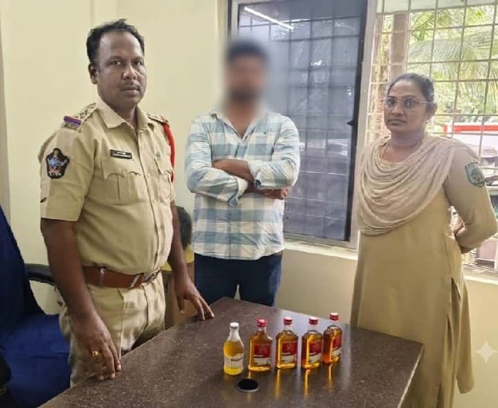 అక్రమంగా మద్యం విక్రయిస్తున్న వ్యక్తి అరెస్ట్ - Udayam