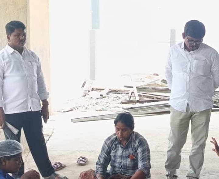 అక్షయపాత్ర క్యాంటీన్ కార్మికుల సమస్యలు తెలుసుకున్న సీపీఎం నేతలు - Udayam
