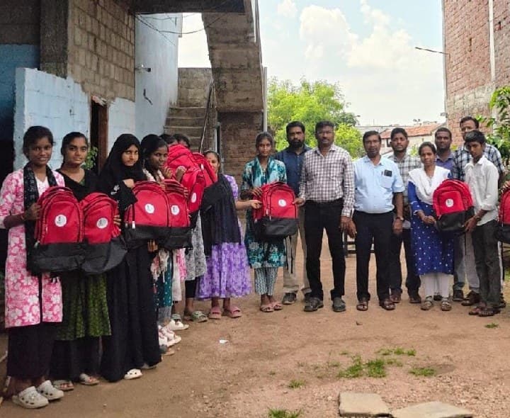 మేడిపల్లి ప్రభుత్వ జూనియర్ కళాశాలలో బ్యాగులు, షూస్ పంపిణీ - Udayam
