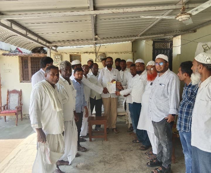 స్మశాన వాటిక ప్రహరీ కమ్యూనిటీ హాల్ నిర్మాణానికి నిధులకై వినతి - Udayam