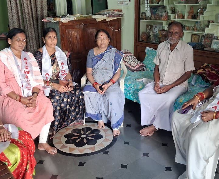 ఇంటి నుంచి గెంటేసిన కొడుకుపై చర్యలు తీసుకోవాలి: ఐద్వా డిమాండ్ - Udayam