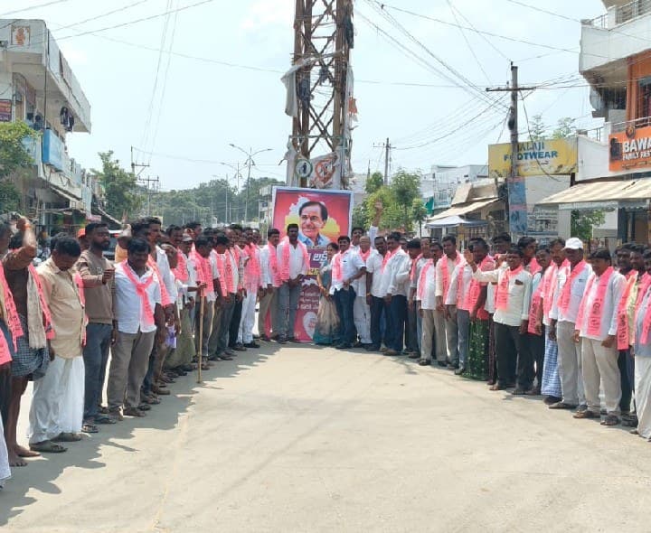 కేసీఆర్ చిత్రపటానికి బీఆర్ఎస్ నేతల పాలాభిషేకం - Udayam