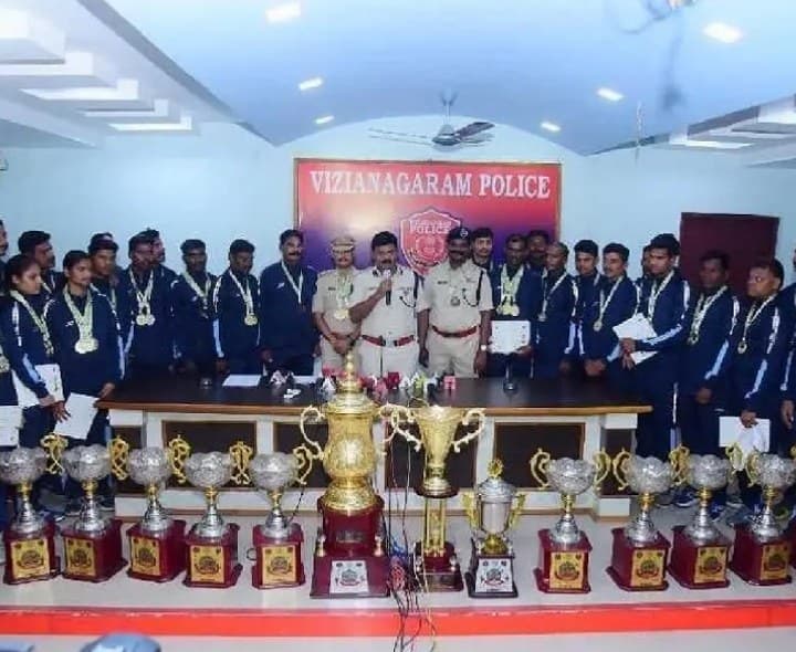 పోలీసు క్రీడాకారులకు ఎస్పీ అభినందనలు - Udayam