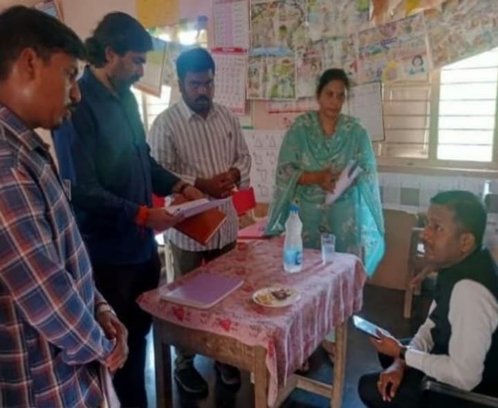 పోలింగ్ కేంద్రాలు పరిశీలించిన రోల్ అబ్జర్వర్ - Udayam