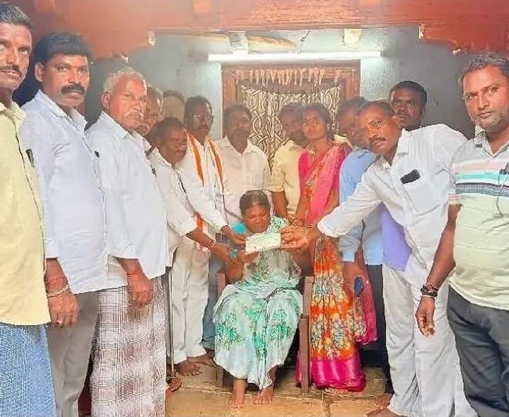 సీఎం సహాయనిది చెక్కు అందచేత - Udayam