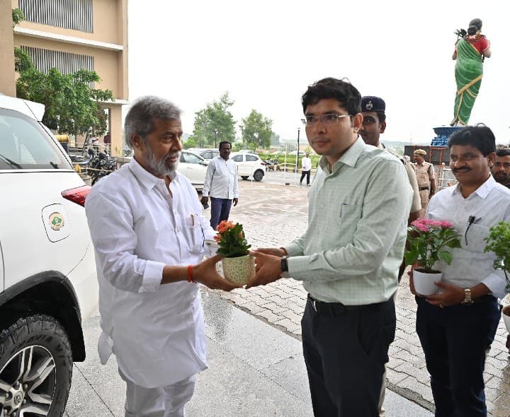 స్వల్ప విరామం కొరకు కలెక్టరేట్ కు వచ్చిన దామోదర రాజనరసింహ - Udayam
