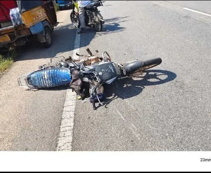 బైక్ ను ఢీకొన్న కారు..వ్యక్తికి తీవ్రగాయాలు - Udayam