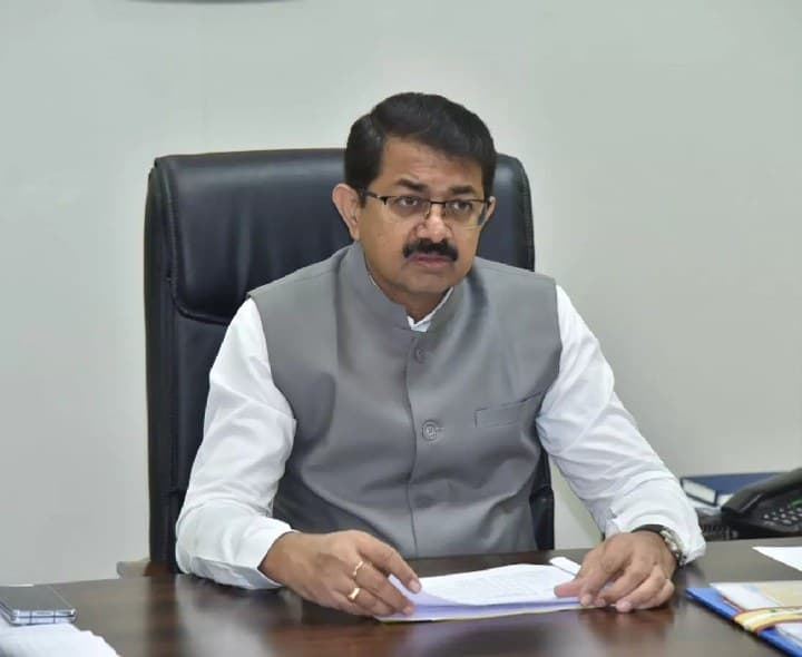 ప్రజల్లో సానుకూల అభిప్రాయం పెంచాలి: కలెక్టర్ - Udayam