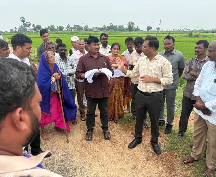 భూ రీసర్వేలో నిర్లక్ష్యానికి తావివ్వొద్దు: కలెక్టర్ - Udayam