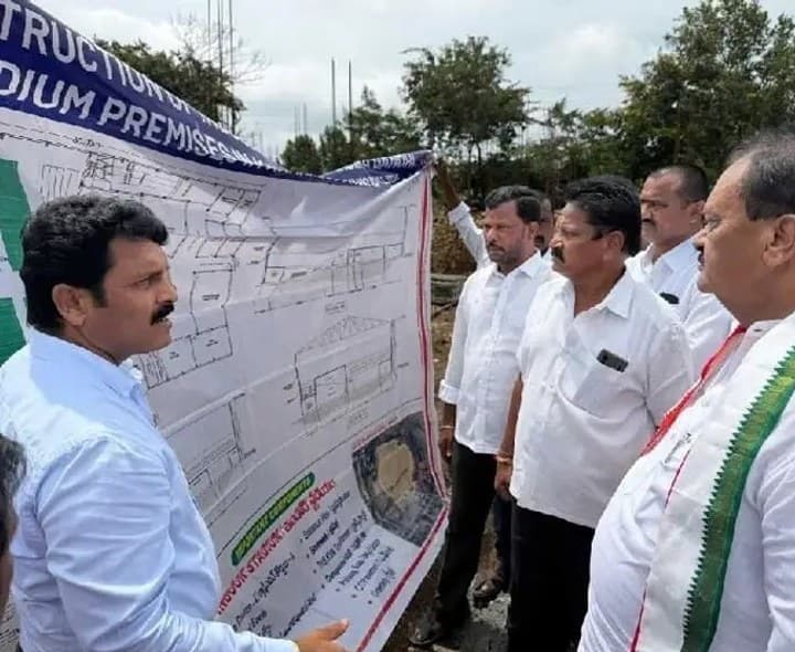 ఇందిరాగాంధీ స్టేడియం పనులను పూర్తి చేయాలి - Udayam