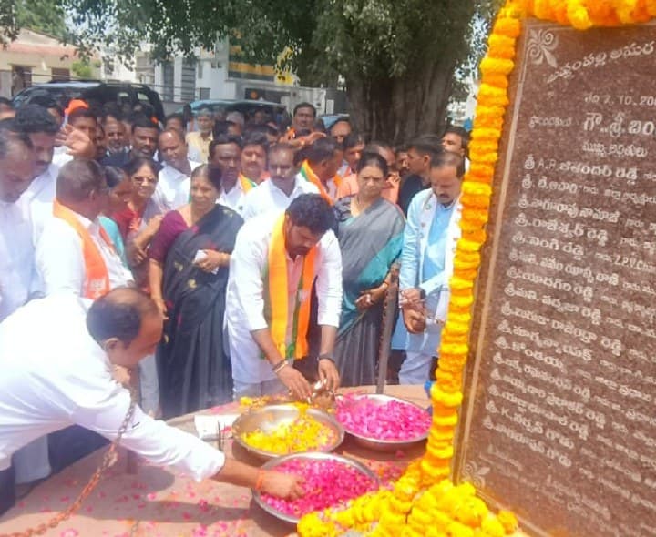అప్పంపల్లి అమరవీరులకు డీకే అరుణ నివాళులు - Udayam