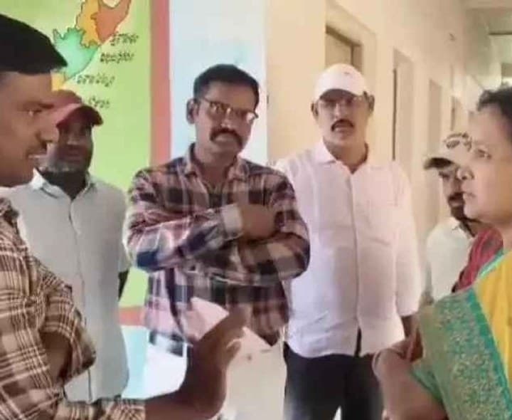 విద్యార్థిపై దాడి ఘటనలో టీచర్ సస్పెండ్ - Udayam
