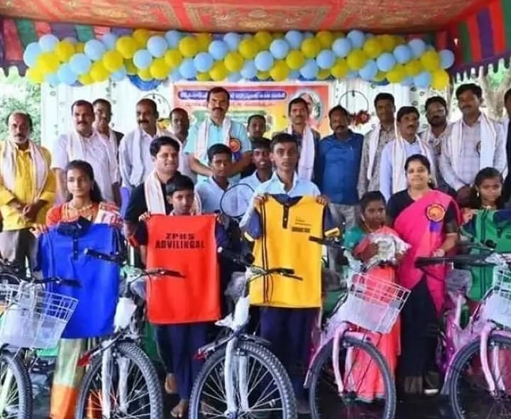 విద్యార్థులకు సైకిళ్లు క్రీడా సామగ్రి పంపిణీ - Udayam