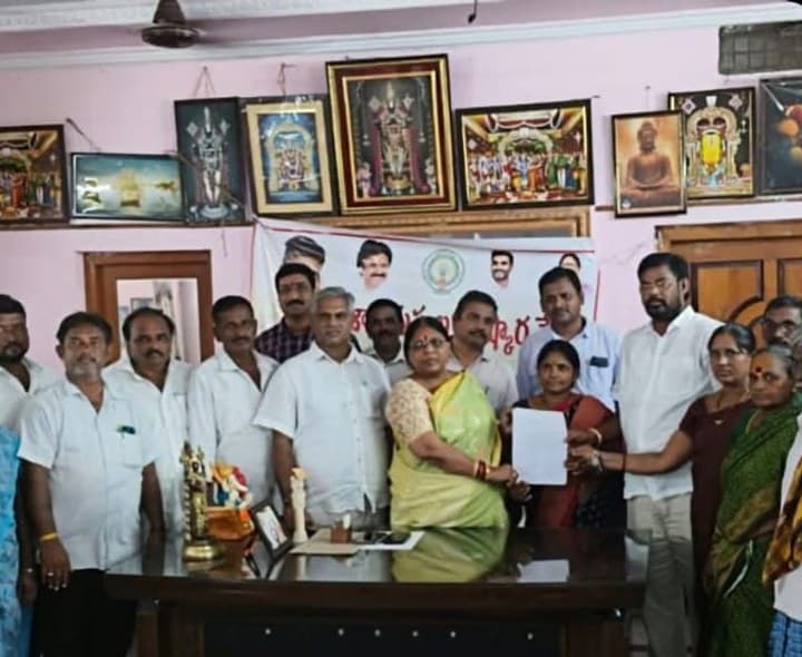 ఎమ్మెల్యేను కలిసిన గ్రామస్తులు - Udayam