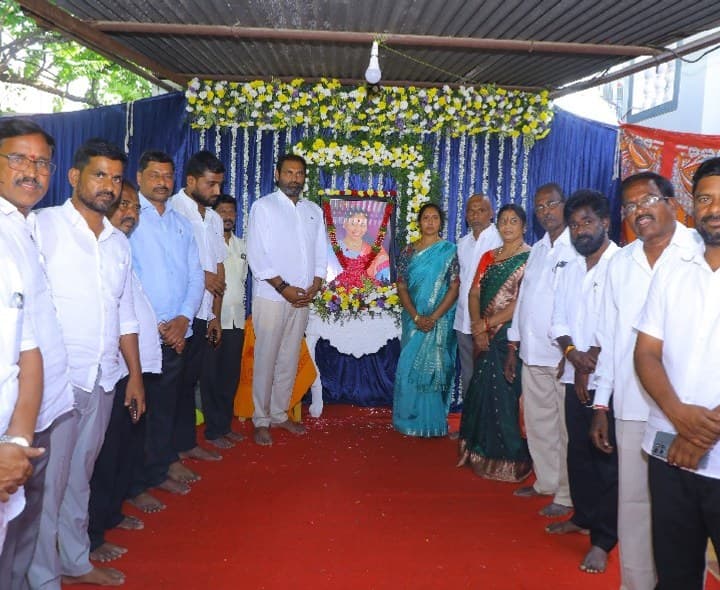 దశదినకర్మలో ఎమ్మెల్యే అనిరుద్ రెడ్డి - Udayam